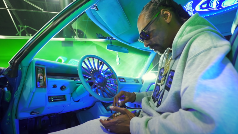 Snoop Dogg lanza "Gang Signs", el tercer visual de su nuevo disco