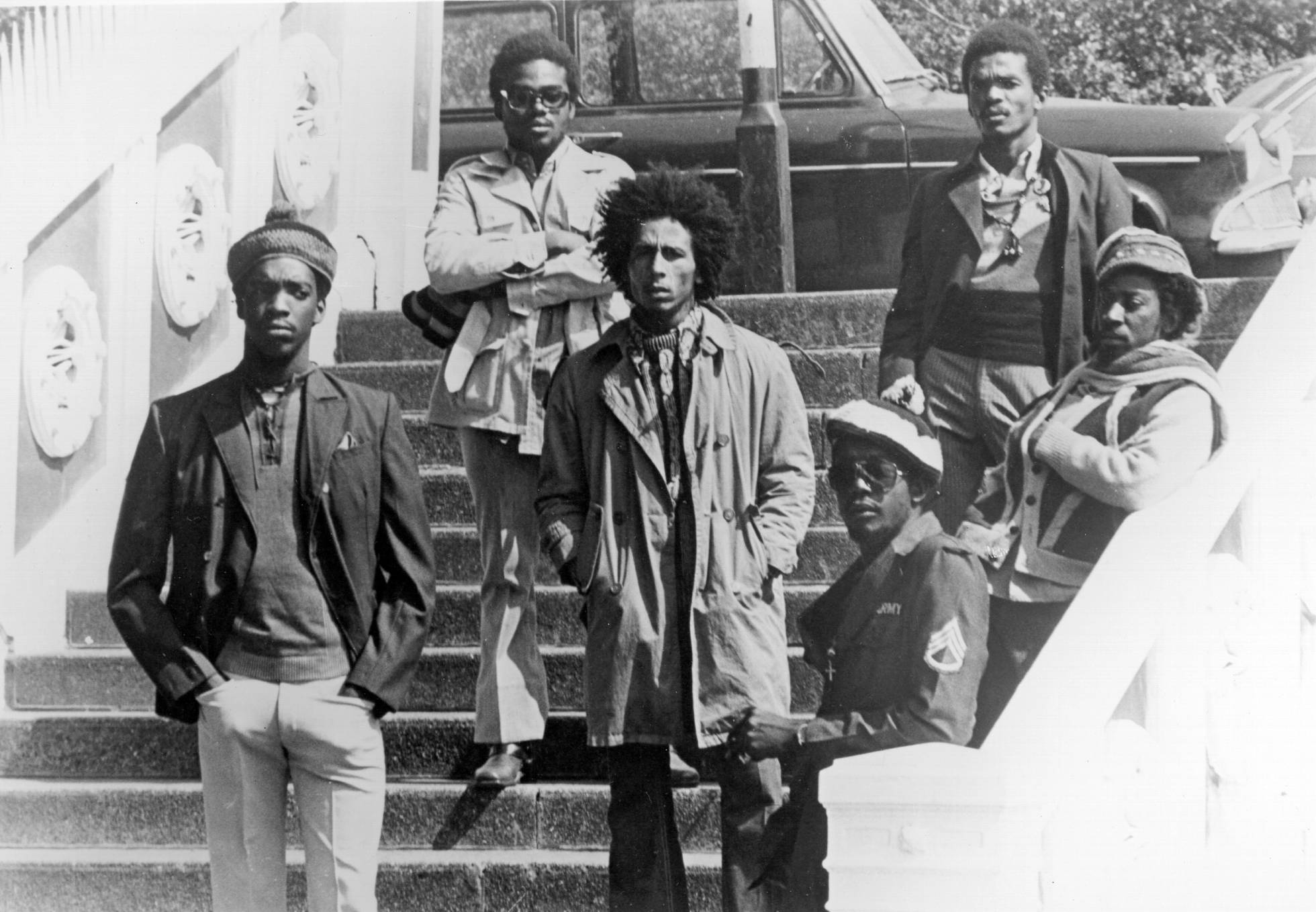 La formación en directo The Wailers en 1973 en Londres. De izquierda a derecha Peter McIntosh 'Tosh', Aston 'Family Man' Barrett, Bob Marley, Earl 'Wire' Lindo, Carlton 'Carly' Barrett y Neville 'Bunny' Livingstone. (Foto: Michael Ochs Archives/Getty Images)