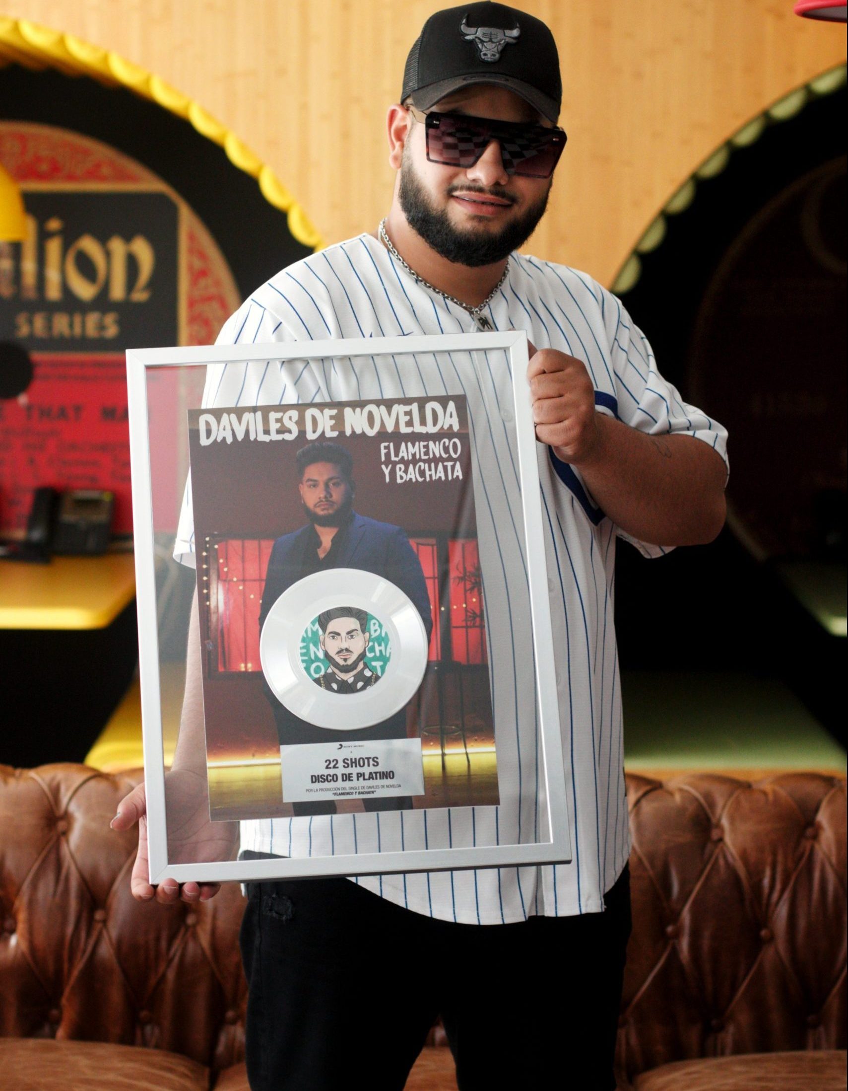 Daviles de Novelda posando con su disco de platino de "22 shots" para Urbzine. Fotografía exclusiva @drainedsoul.portraits